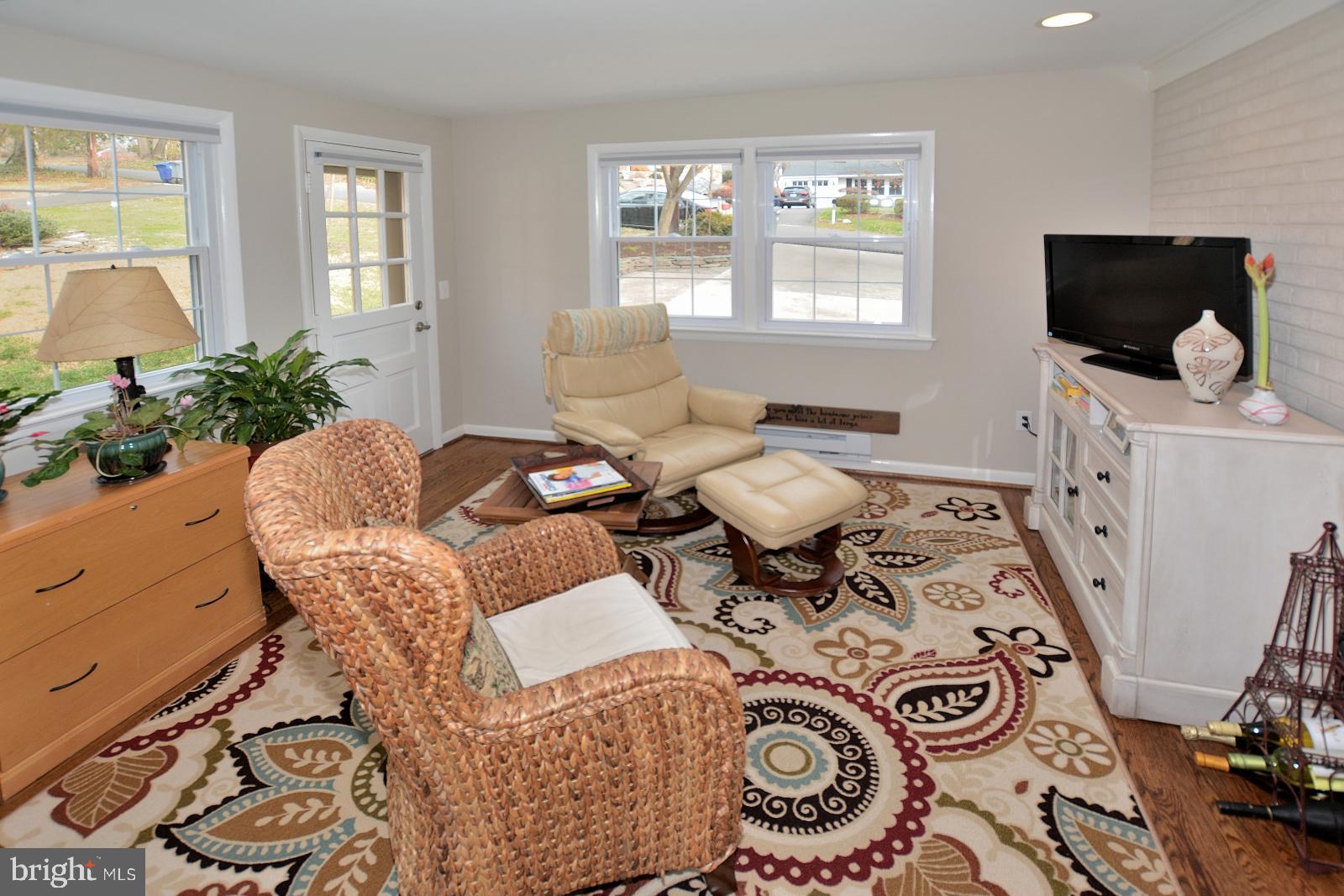 1129 Cameron Road Alexandria, VA 22308 - Photo 15 of 37 Cozy Sun/Florida Room off Kitchen
