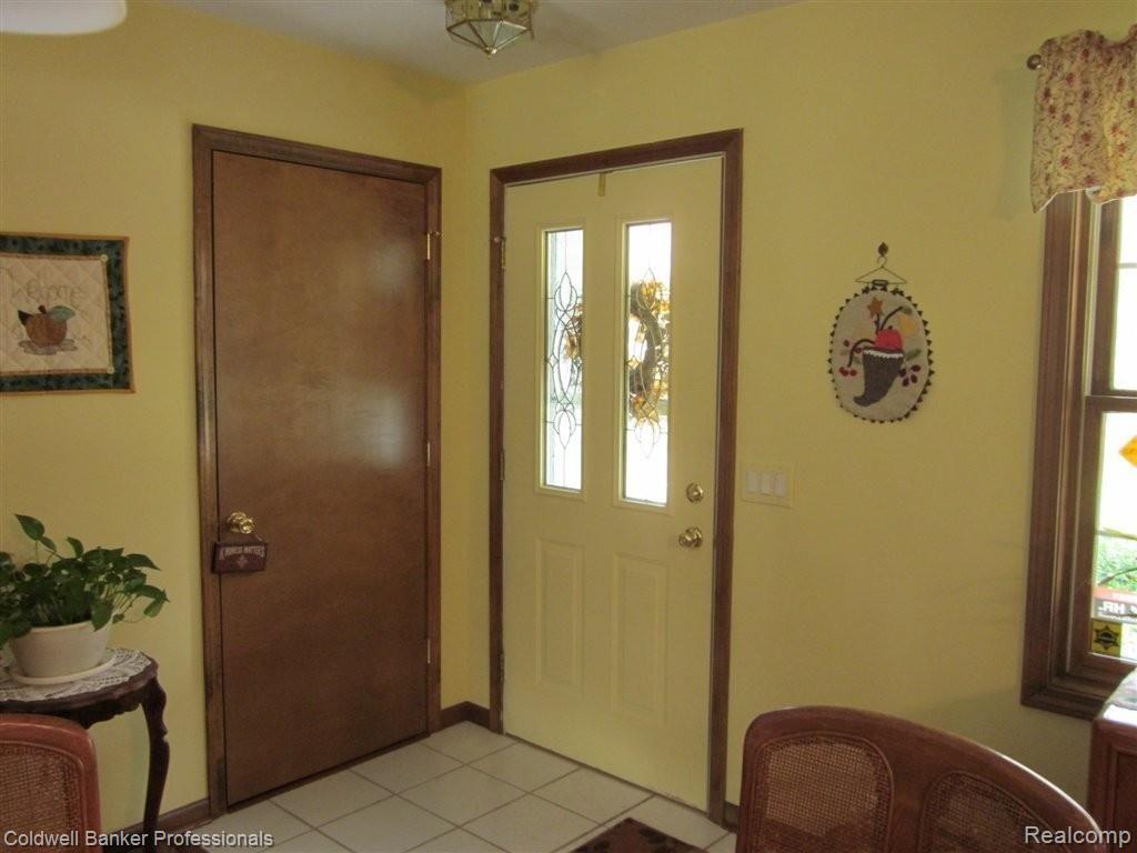 8335 Kier Road Clarkston, MI 48348 - Photo 4 of 42 Foyer