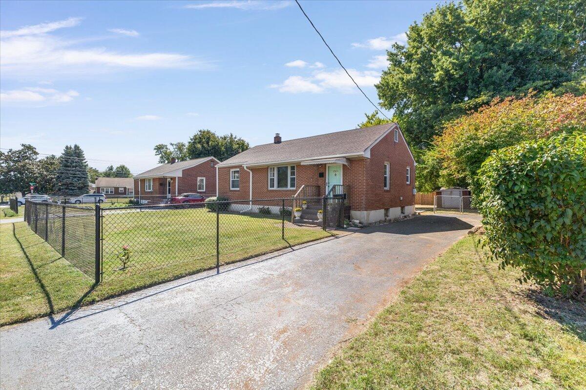 4908 Rutgers Street Northwest Roanoke, VA 24012 - Photo 3 of 29 03-4908 Rutgers St NW-3