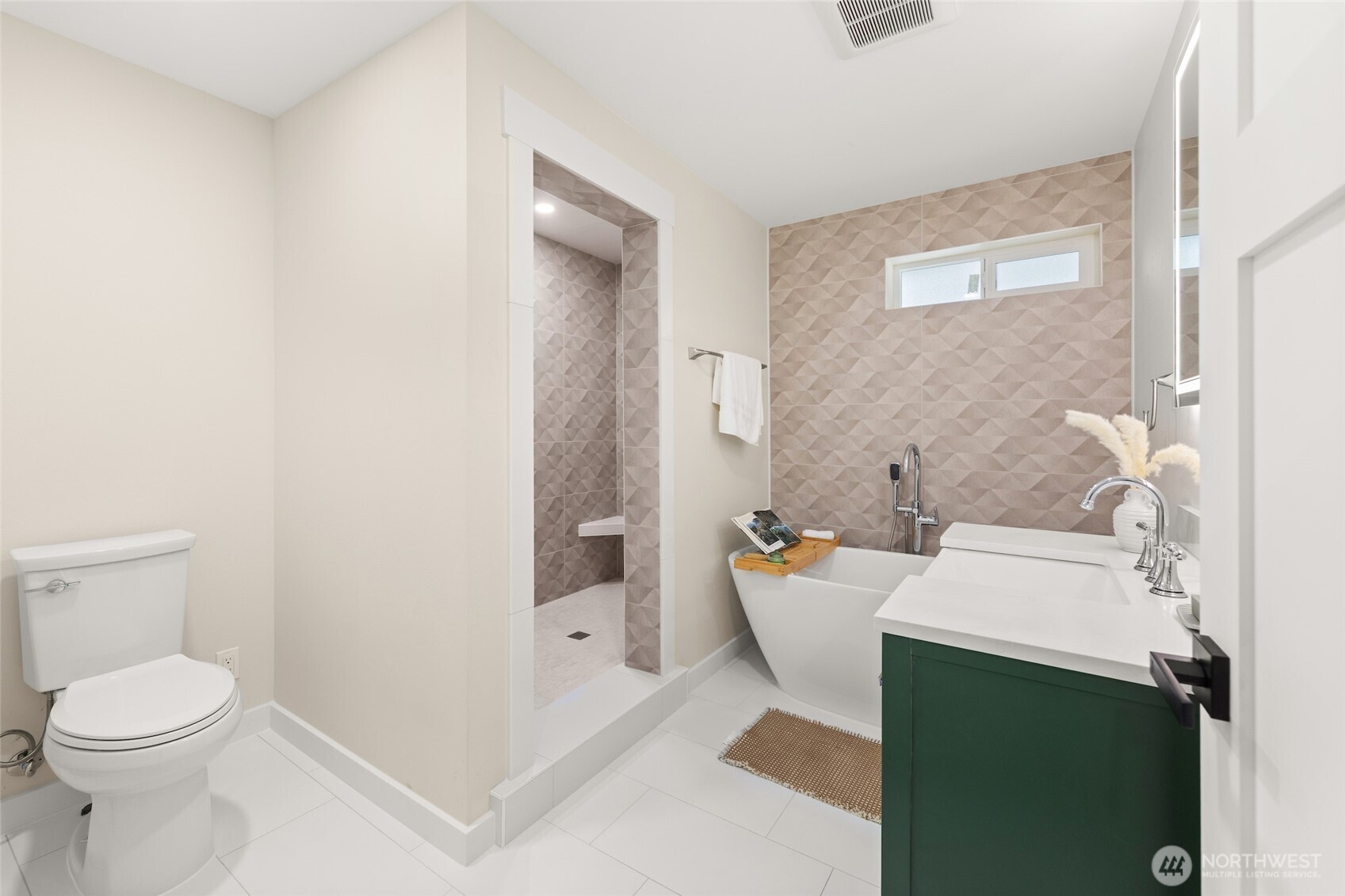 11828 Cove Road Southwest Vashon, WA 98070 - Photo 18 of 37