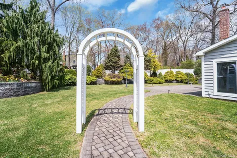 a view of yard with tree