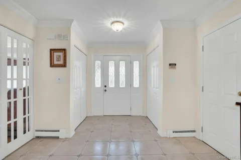 a view of an entryway with a livingroom