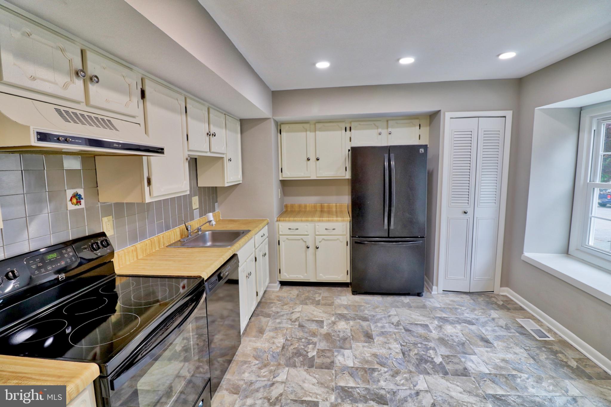 449 Colonial Ridge Lane Arnold, MD 21012 - Photo 7 of 16 Bright and inviting kitchen space.