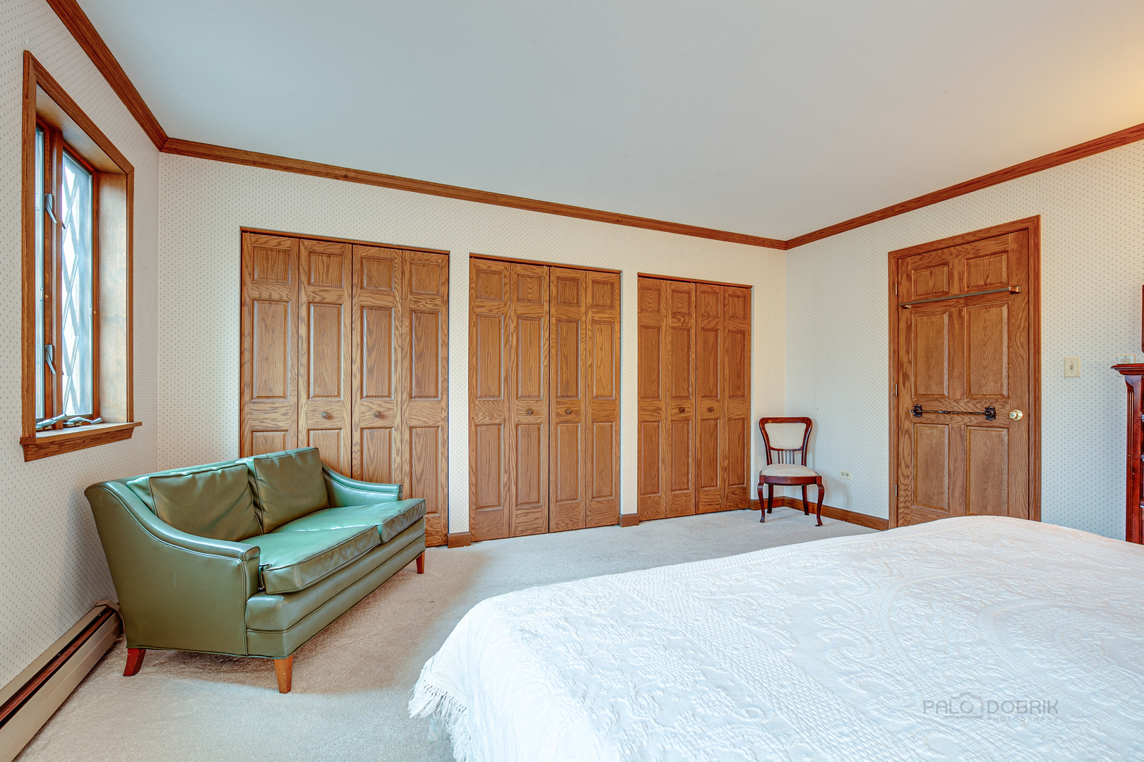 889 Willow Road Winnetka, IL 60093 - Photo 15 of 28 a bedroom with a bed and a couch