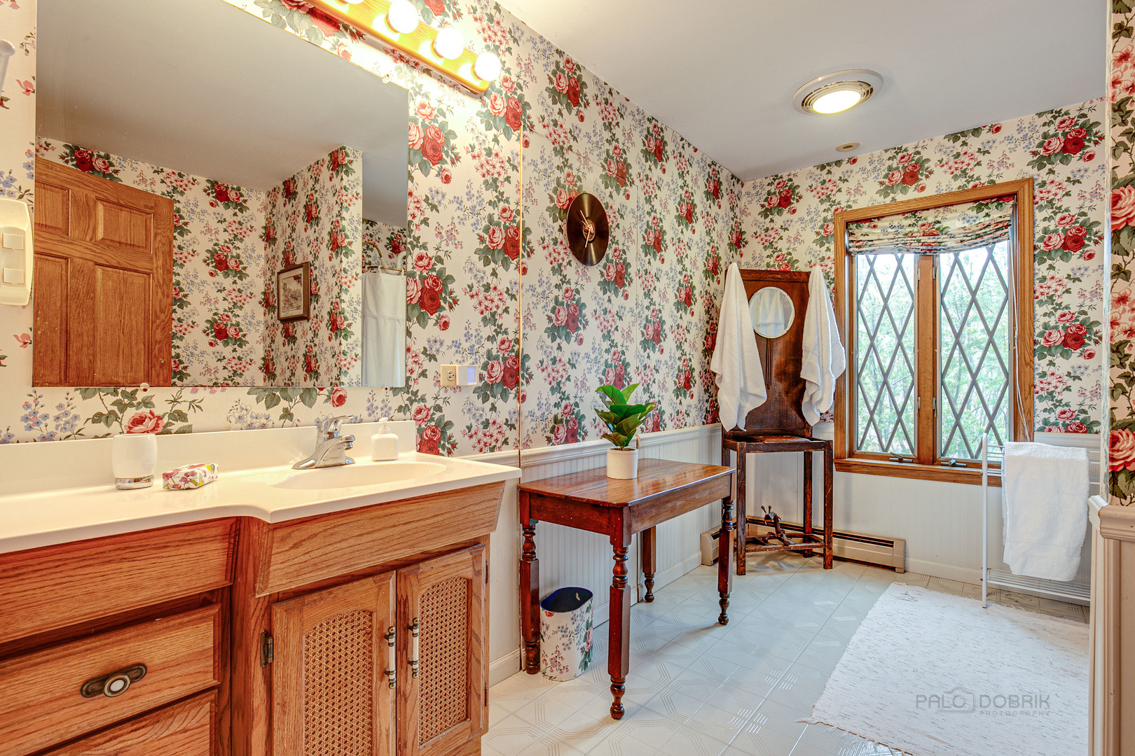 889 Willow Road Winnetka, IL 60093 - Photo 16 of 28 a bathroom with a sink and a mirror