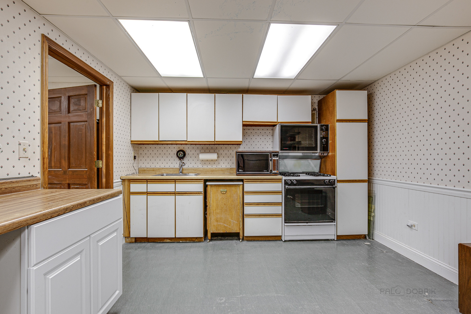889 Willow Road Winnetka, IL 60093 - Photo 19 of 28 a kitchen with stainless steel appliances granite countertop a refrigerator and a stove
