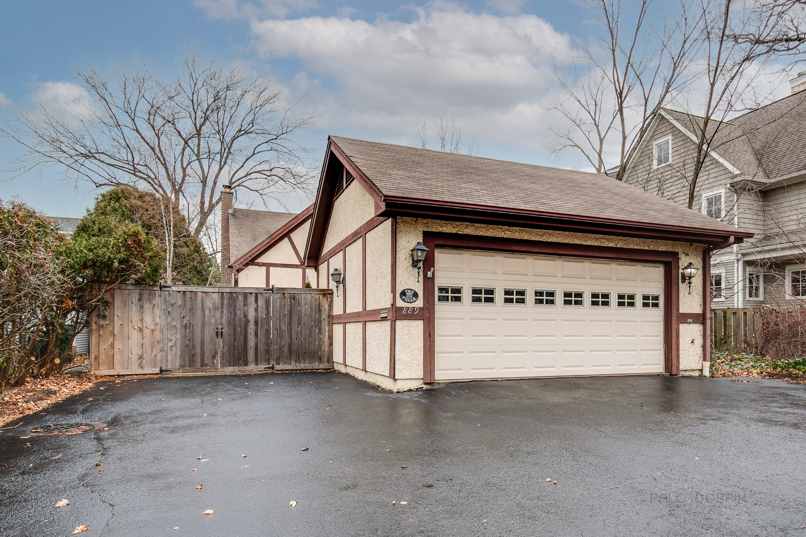 889 Willow Road Winnetka, IL 60093 - Photo 24 of 28 a view of a garage