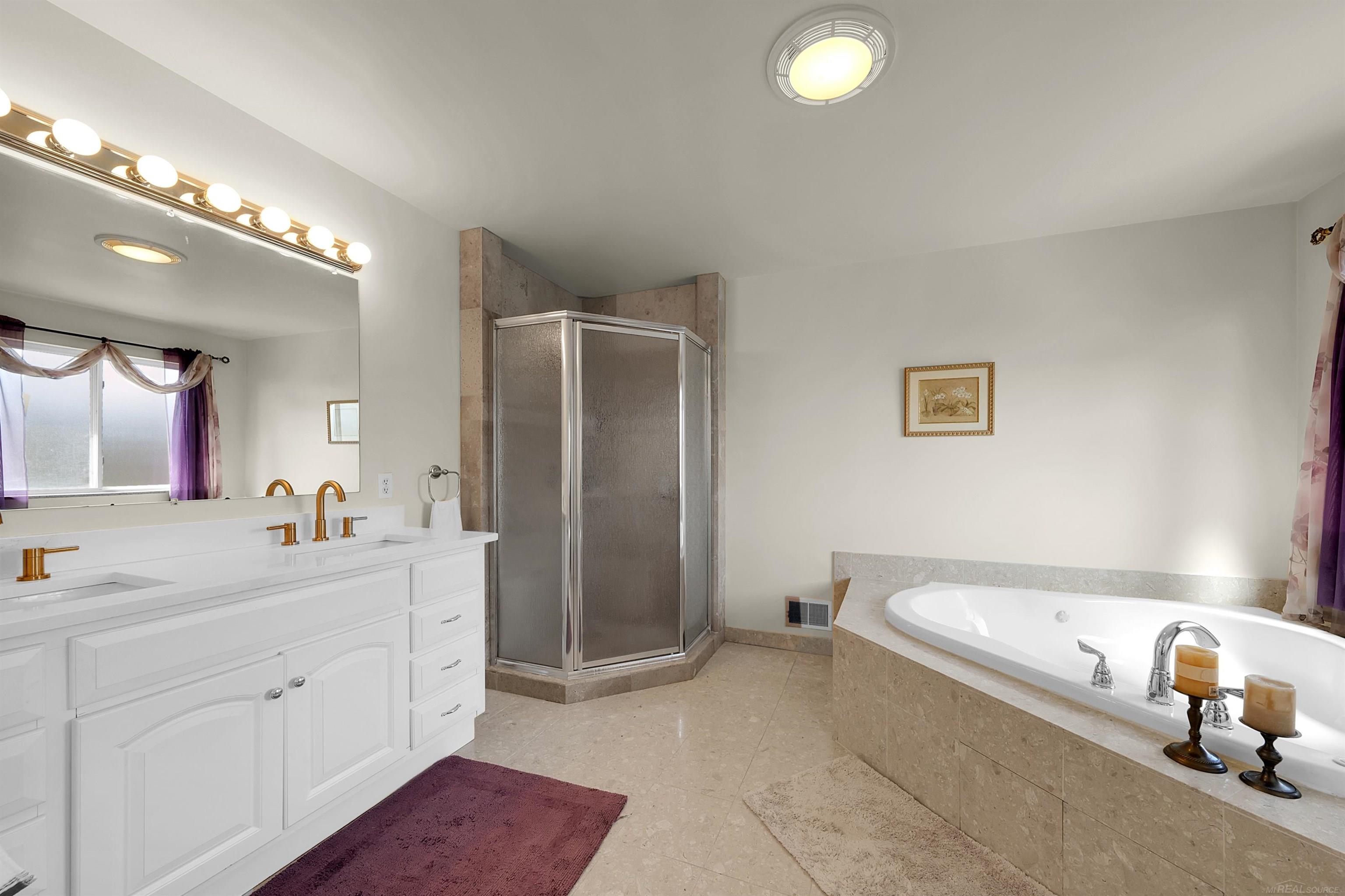 2094 Oakcrest Road Sterling Heights, MI 48310 - Photo 14 of 36 50171184-9d417ba3-329a-4e4f-bc45-ac1404b72b9b.JPG