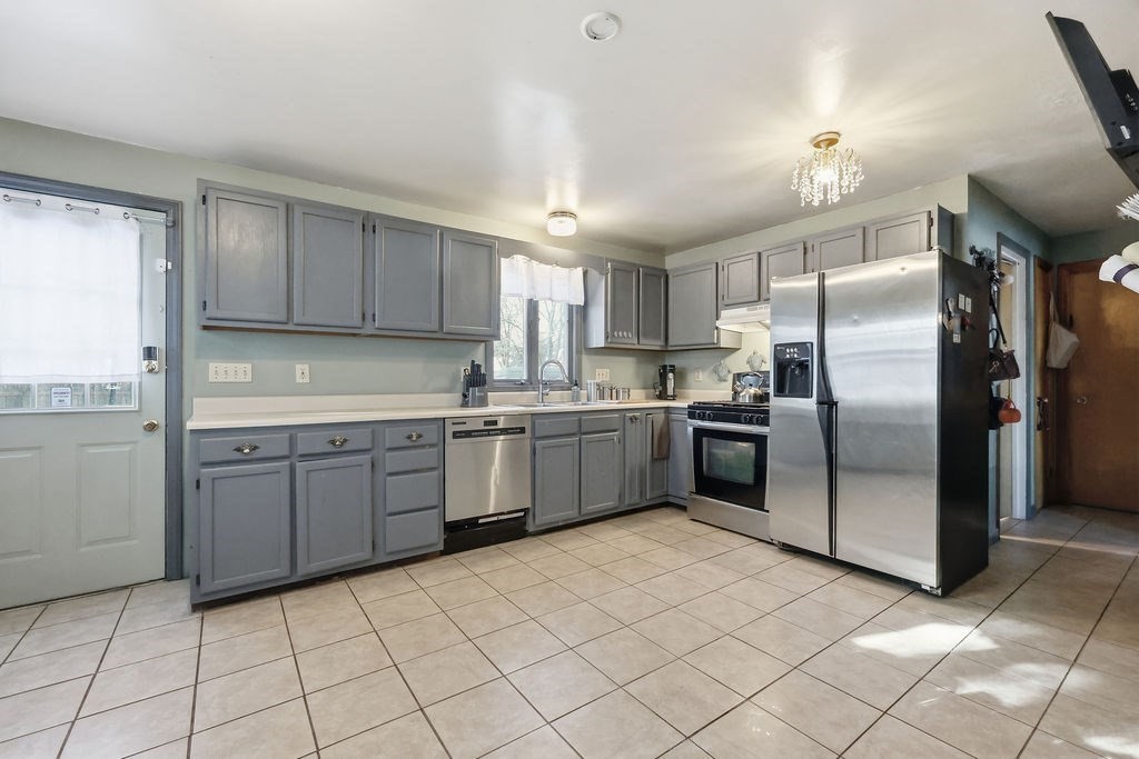 108 Barre Street Springfield, MA 01119 - Photo 3 of 23