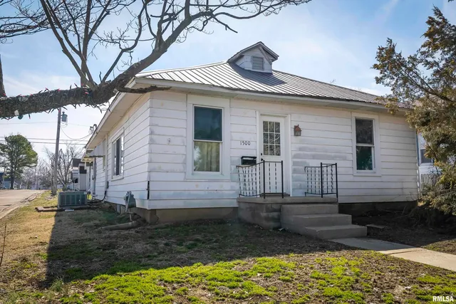 $77,000 | 1500 West Tyler Street, Herrin, IL 62948