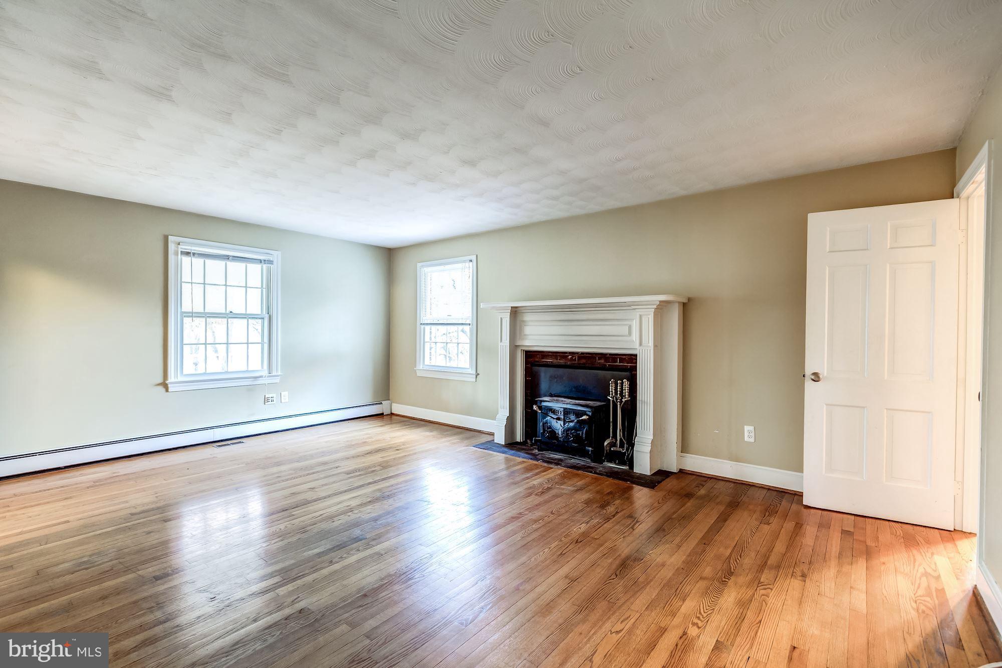 9267 Patrick Street Upperville, VA 20184 - Photo 15 of 43 Living room