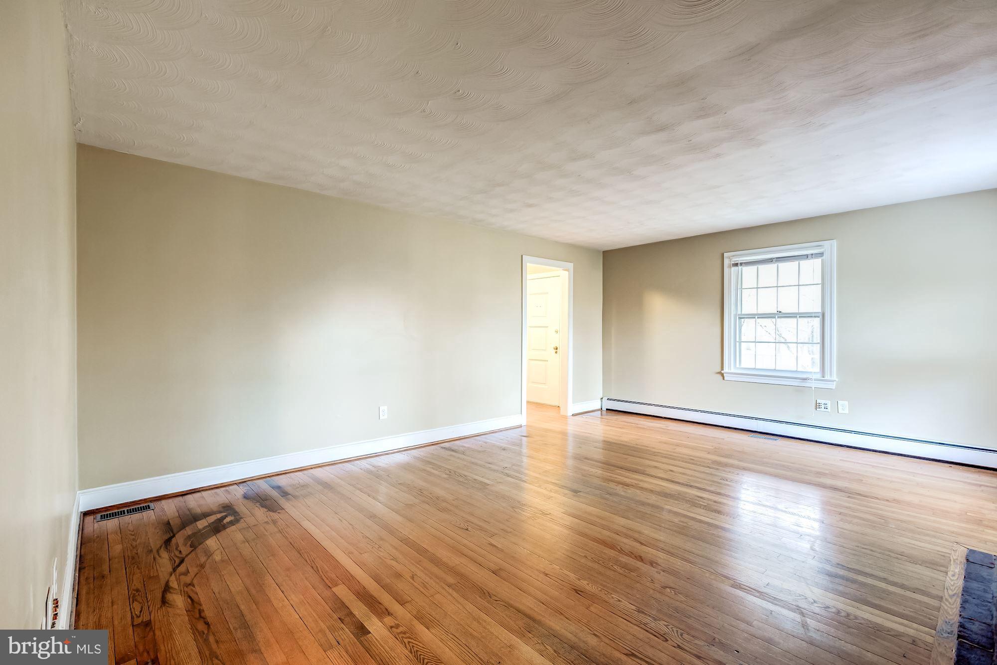 9267 Patrick Street Upperville, VA 20184 - Photo 16 of 43 Living room