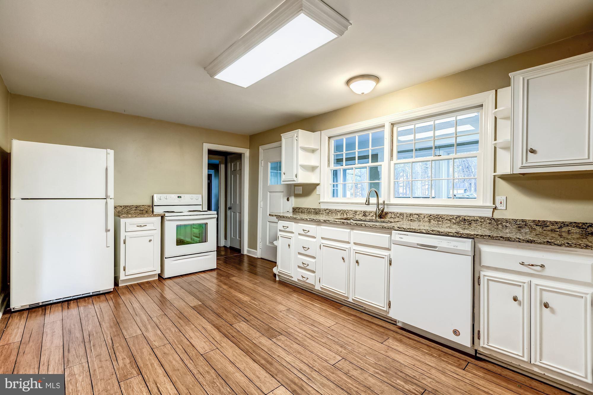9267 Patrick Street Upperville, VA 20184 - Photo 21 of 43 Kitchen with granite counter tops