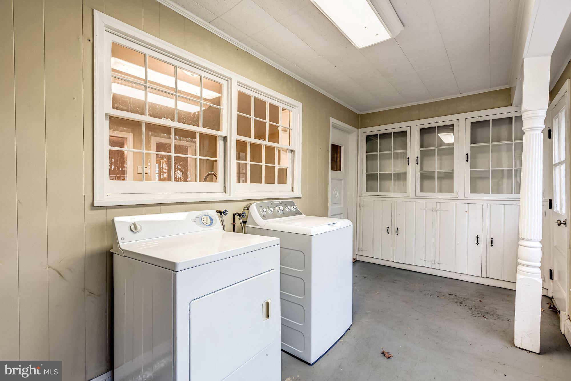 9267 Patrick Street Upperville, VA 20184 - Photo 41 of 43 Mudroom off of kitchen with built ins and laundry