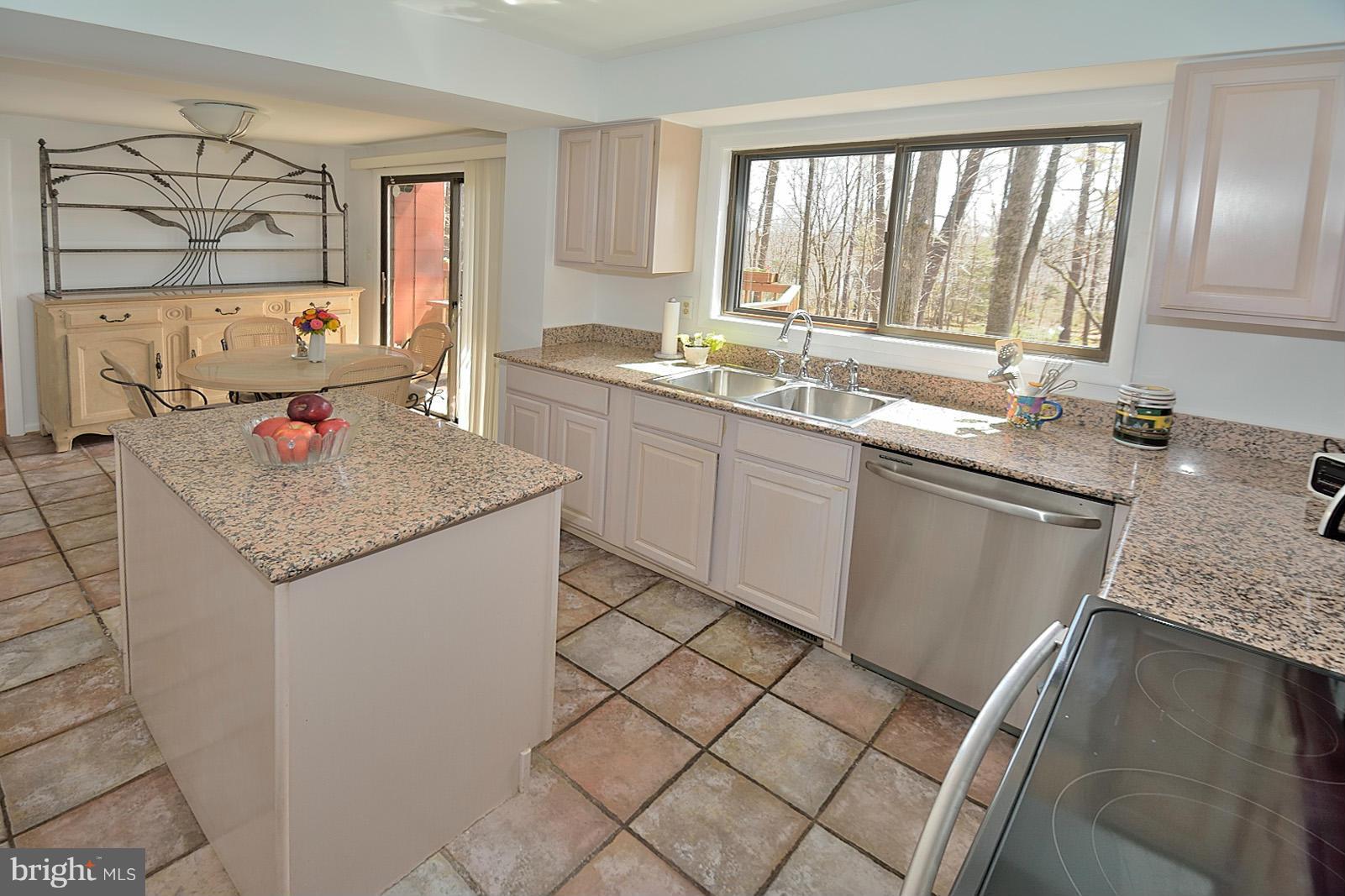 1427 Aldenham Lane Reston, VA 20190 - Photo 11 of 28 Kitchen
