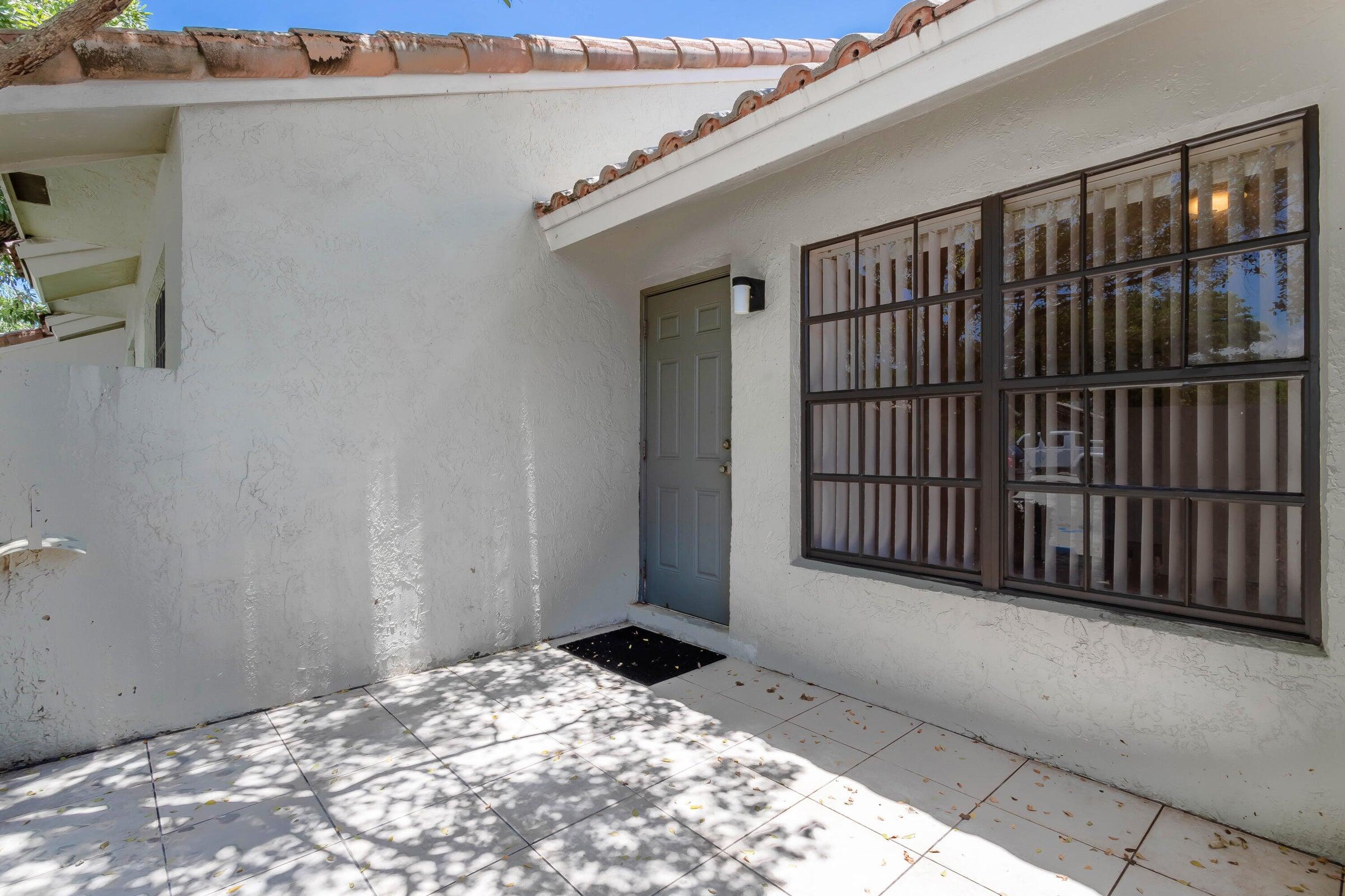 470 Hardwood Place Boca Raton, FL 33431 - Photo 3 of 22 Hardwood 3