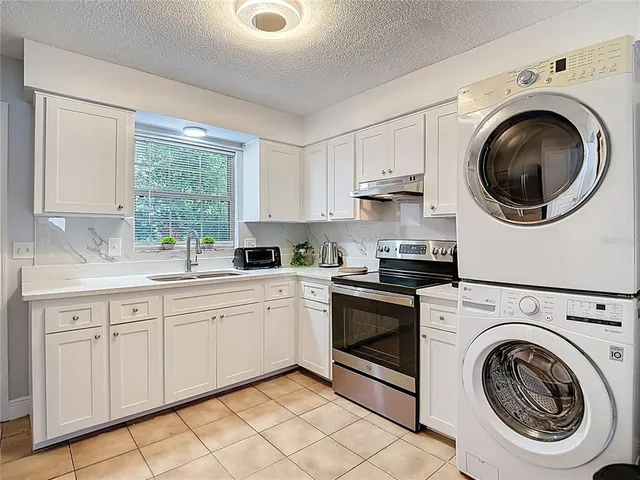 $2,800 | 222 Southeast Jefferson Circle North, St. Petersburg, FL 33703