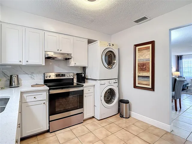 $2,800 | 222 Southeast Jefferson Circle North, St. Petersburg, FL 33703