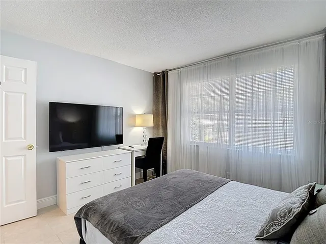 $2,800 | 222 Southeast Jefferson Circle North, St. Petersburg, FL 33703