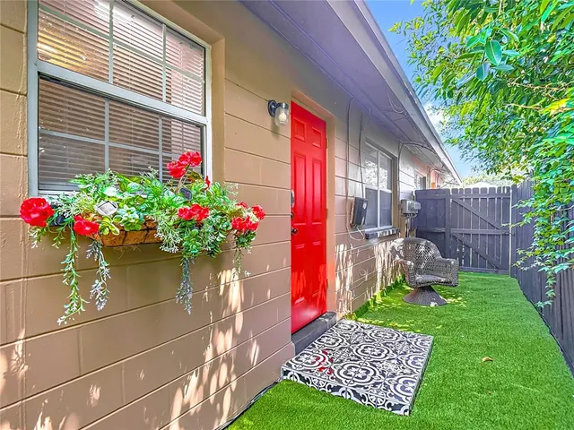 $2,800 | 222 Southeast Jefferson Circle North, St. Petersburg, FL 33703