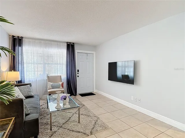 $2,800 | 222 Southeast Jefferson Circle North, St. Petersburg, FL 33703