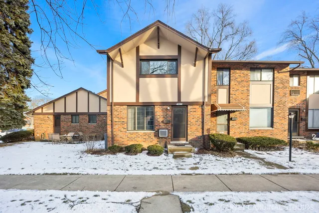 $1,700 | 1S213 Holyoke Lane, Villa Park, IL 60181