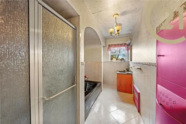 a en suite spacious bathroom with a bathtub and shower