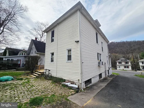 a view of a house with backyard and porch