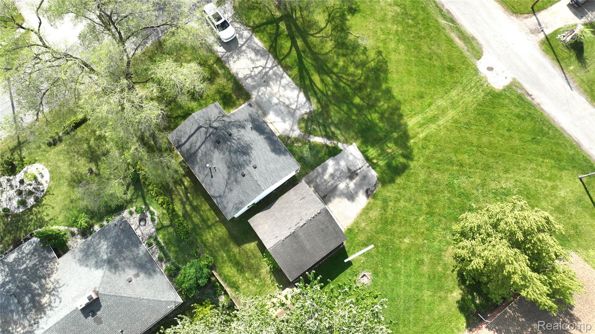 580 Sherman Road Saginaw, MI 48604 - Photo 6 of 24 dji_fly_20260519_165706_123_1779224339439_photo.jpg
