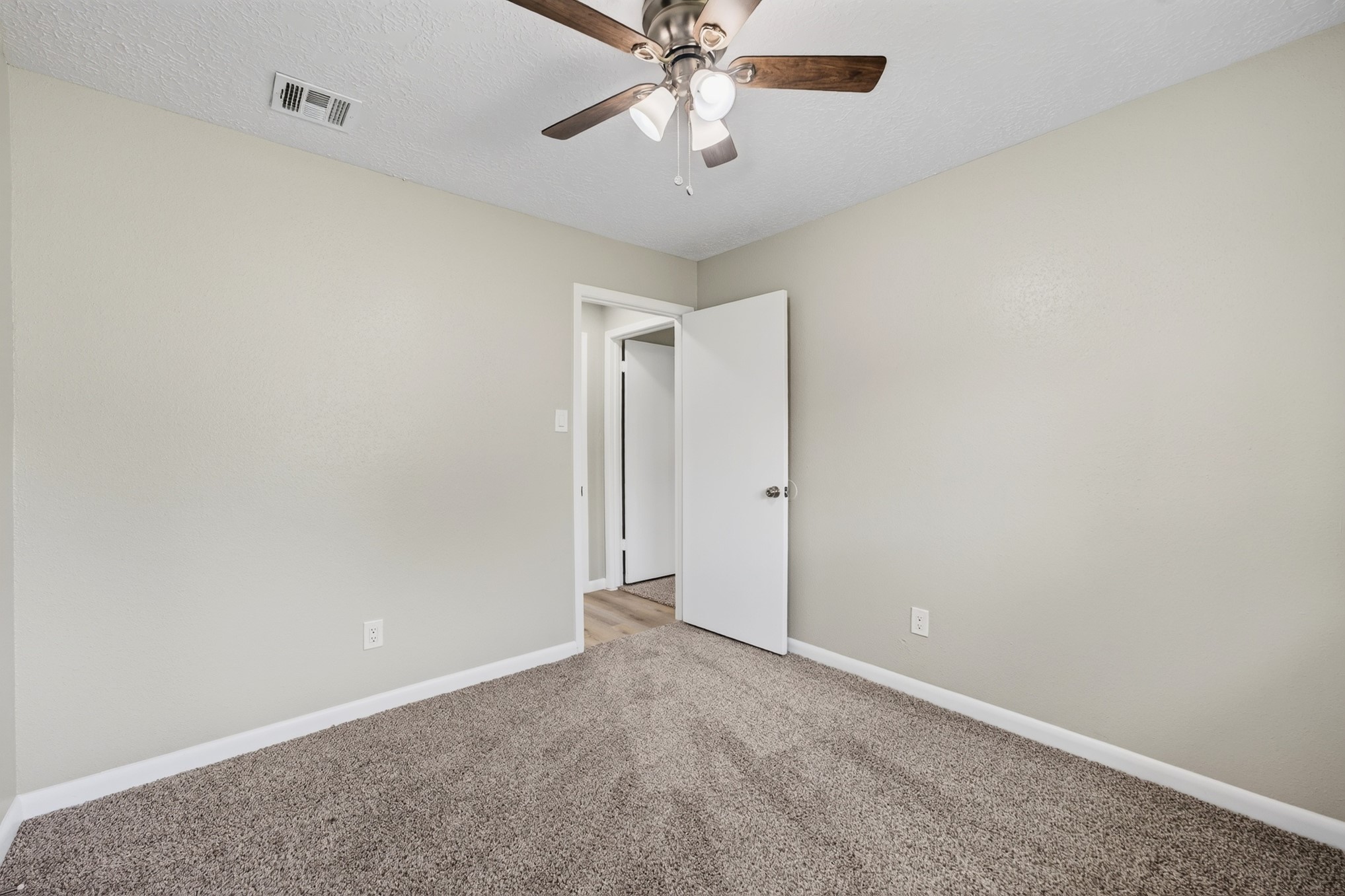 2402 Colonial Ridge Drive Friendswood, TX 77546 - Photo 26 of 38 Gallery Image 26