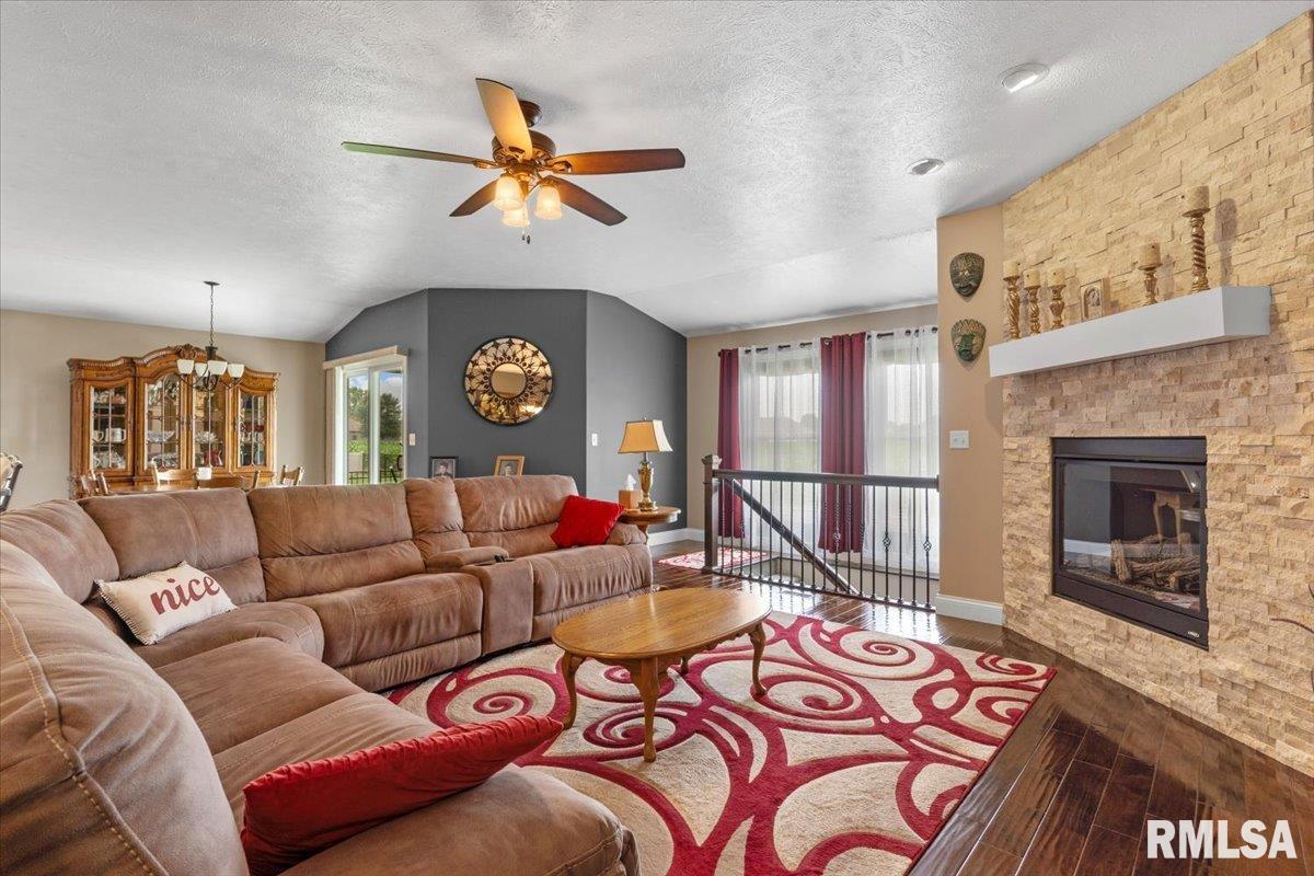 2820 Castlerock Ridge Springfield, IL 62711 - Photo 6 of 43