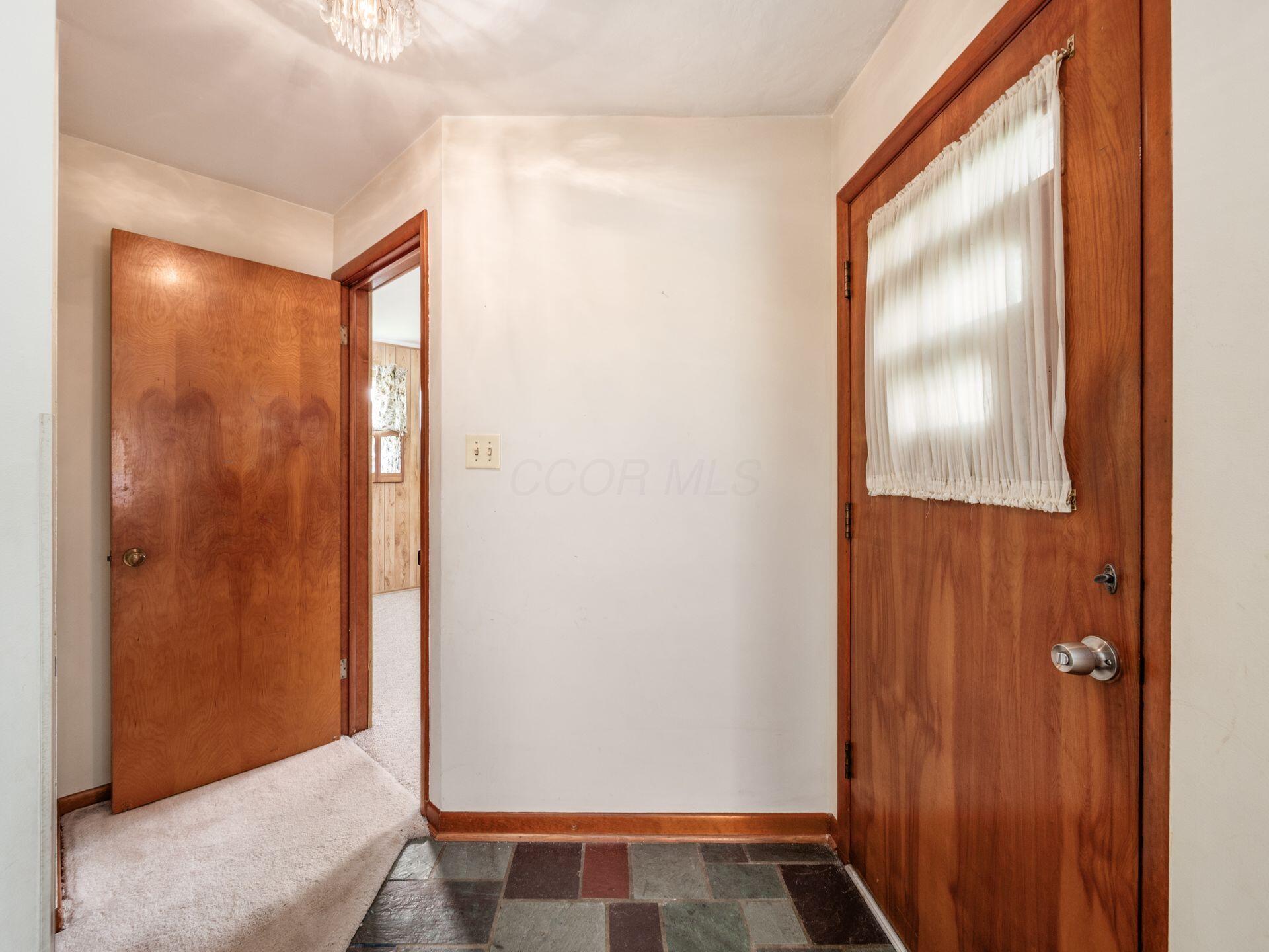 380 Topsfield Road Columbus, OH 43228 - Photo 9 of 42