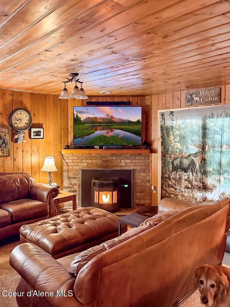 212 South Granite Bay Road Nordman, ID 83848 - Photo 19 of 41 Living room 5