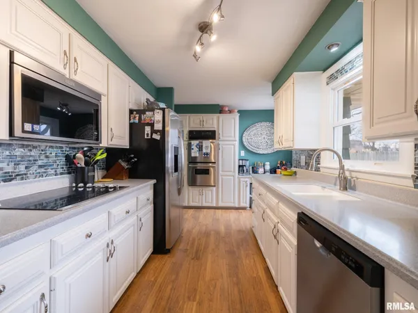 $230,000 | 1703 Highwood Avenue, Pekin, IL 61554