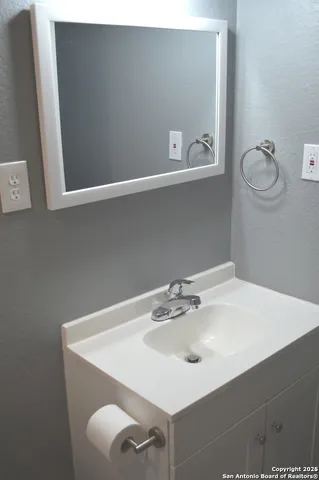 $1,600 | 206 Roberts Street, Unit 201, San Antonio, TX 78207