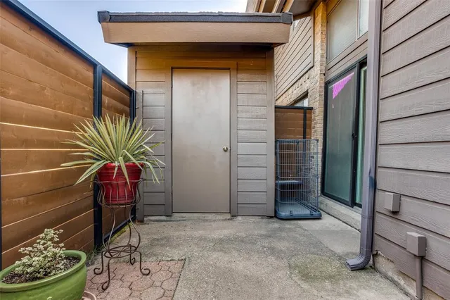 a view of entryway and workspace