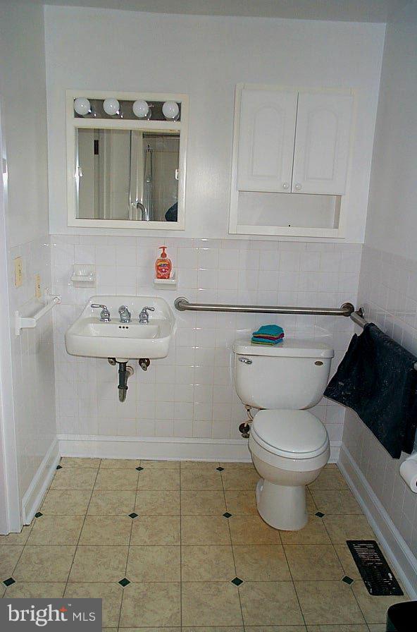 8401 Old Columbia Road Laurel, MD 20723 - Photo 18 of 30 Bath (Master) Handicap access