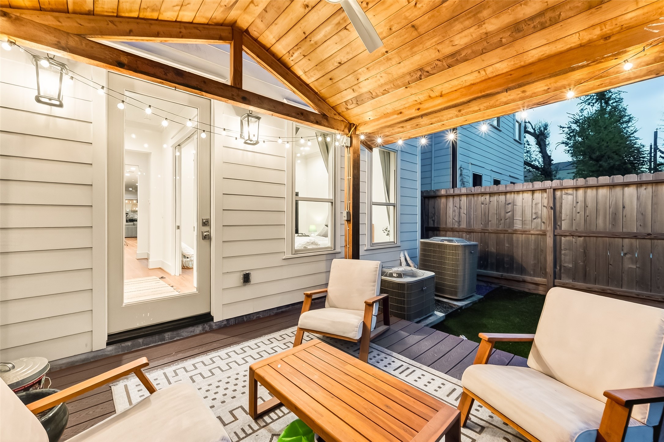 515 West 25th Street Houston, TX 77008 - Photo 27 of 35 This inviting outdoor area is an ideal spot for relaxing, hosting friends, enjoying morning coffee, or unwinding in the evenings with easy access to the interior.