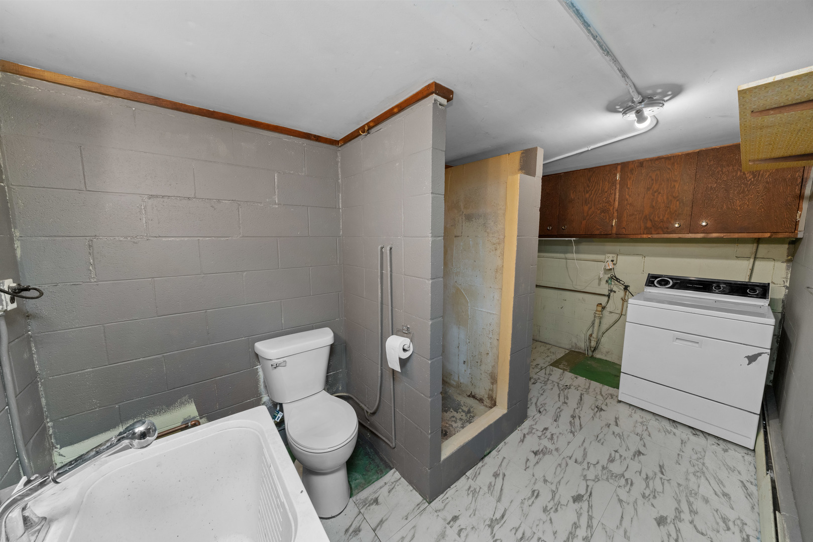 707 East Prairie Street Plano, IL 60545 - Photo 21 of 30 a bathroom with a toilet a sink and shower