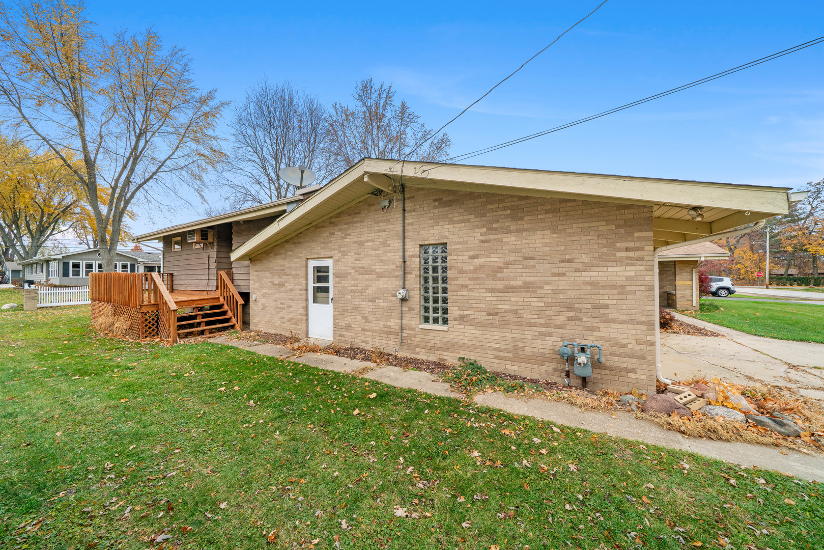 707 East Prairie Street Plano, IL 60545 - Photo 24 of 30 a backyard of a house with table and chairs