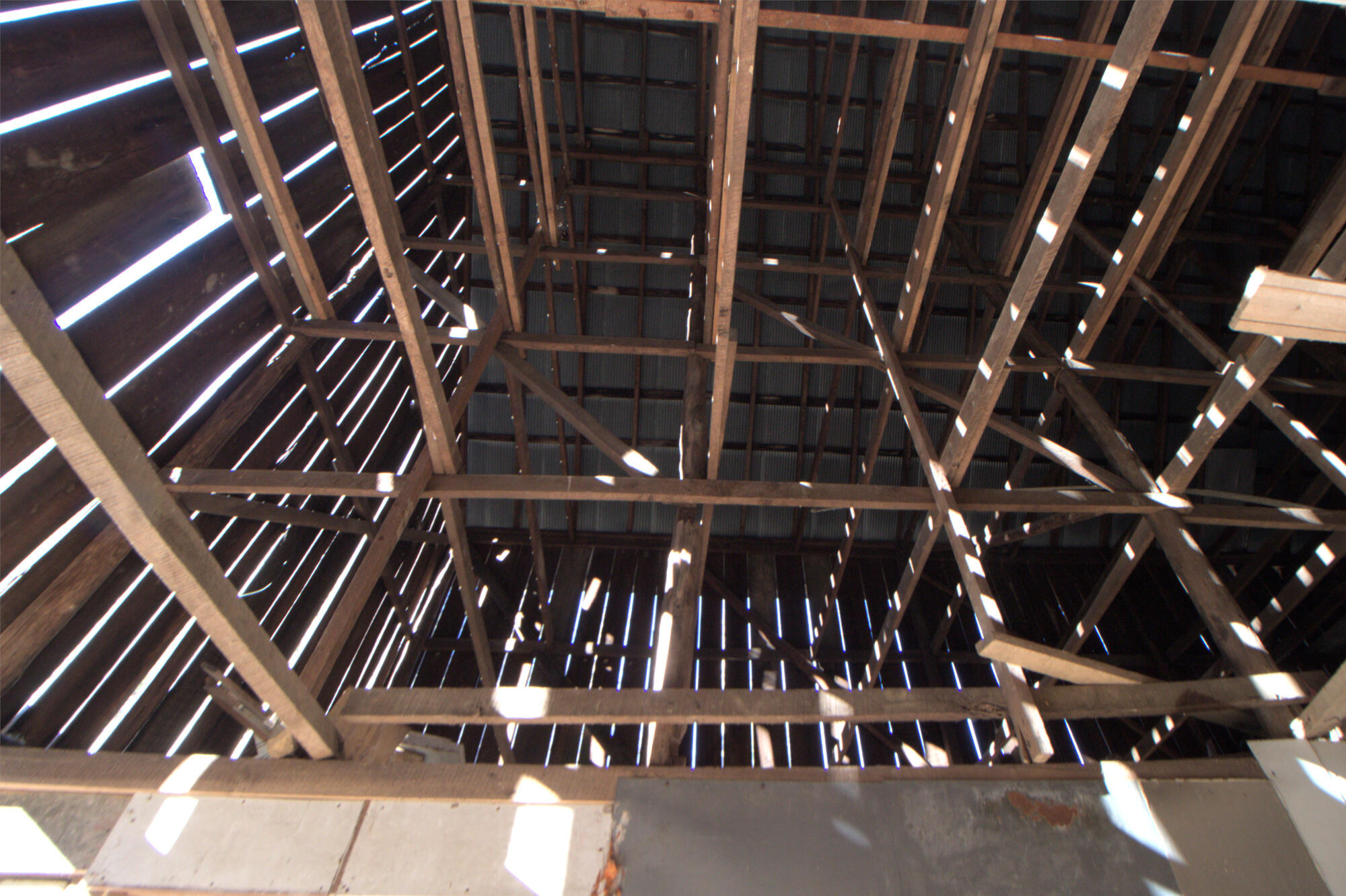 2006 Reed Branch Road Manchester, KY 40962 - Photo 18 of 53 trusses-barn1