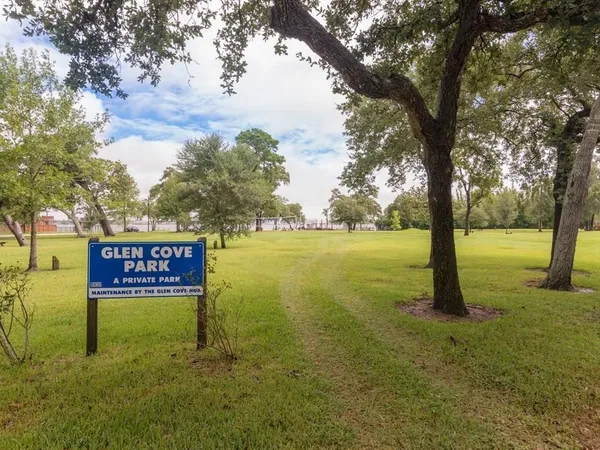 a sign that is sitting in the middle of a field