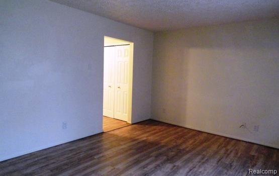 4085 Airport Road Waterford, MI 48329 - Photo 5 of 12
