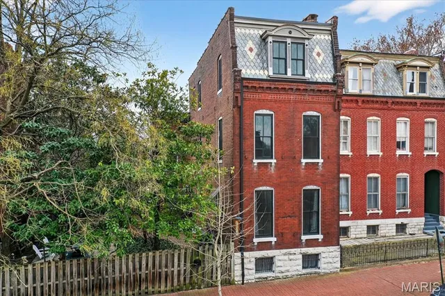 $2,200 | 1010 Allen Avenue, Unit 2F, St. Louis, MO 63104