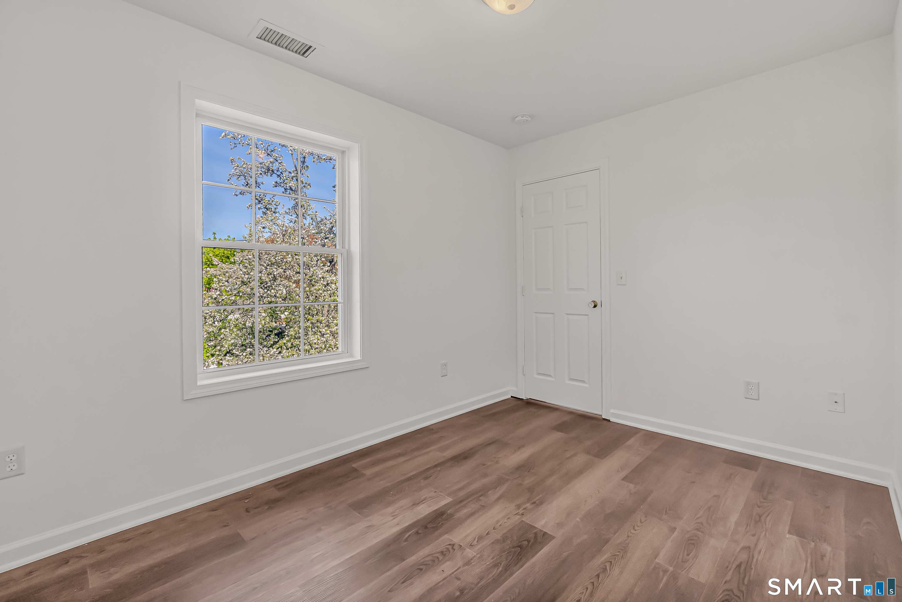 1770 Stratfield Road Fairfield, CT 06825 - Photo 25 of 40 an empty room with a window