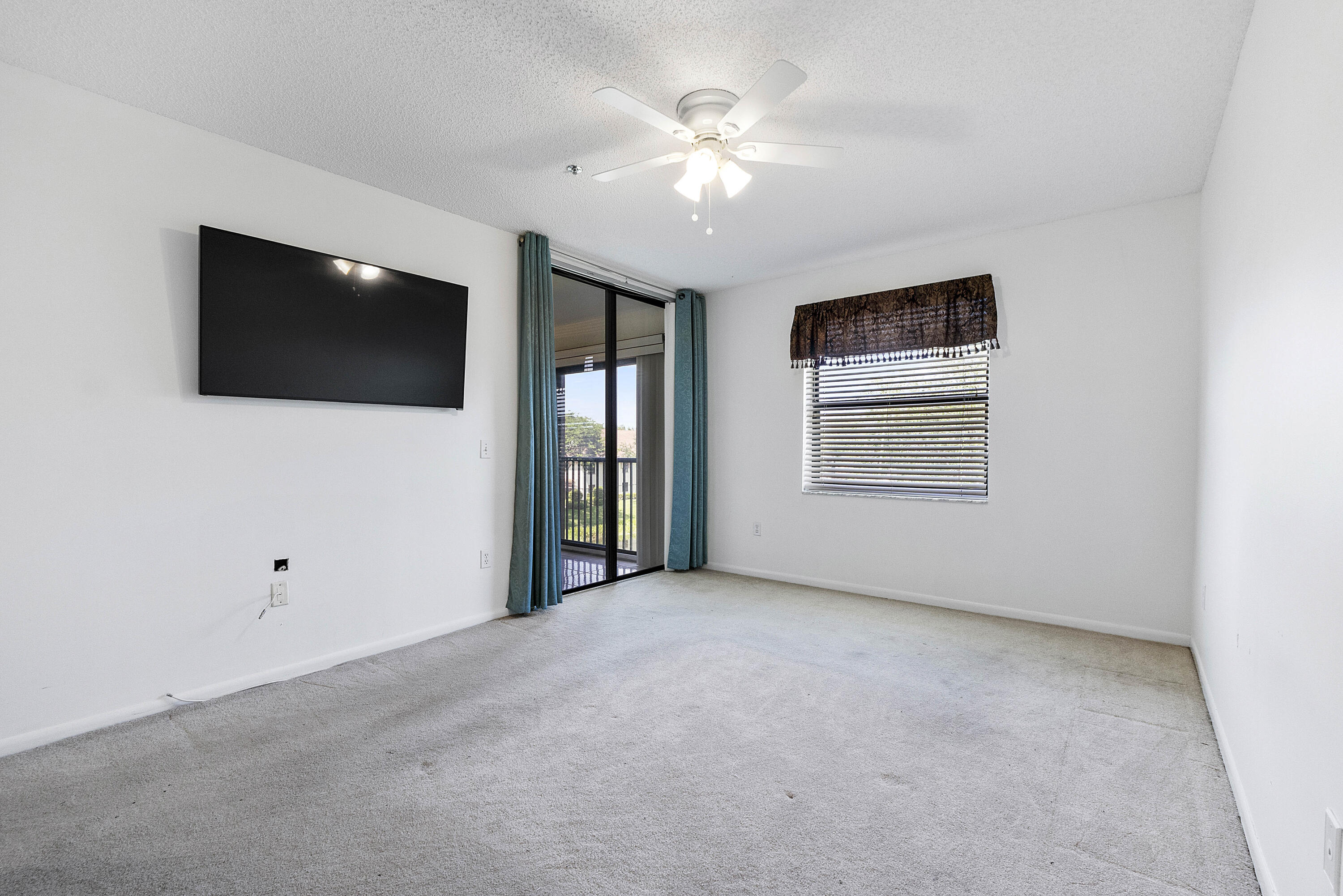 5153 Floria Drive, Unit V Boynton Beach, FL 33437 - Photo 14 of 39 a view of livingroom with flat screen tv