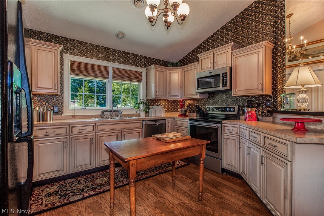 3512 Dickenson Road Ashtabula, OH 44004 - Photo 8 of 35 Custom Kraftmaid Maple kitchen