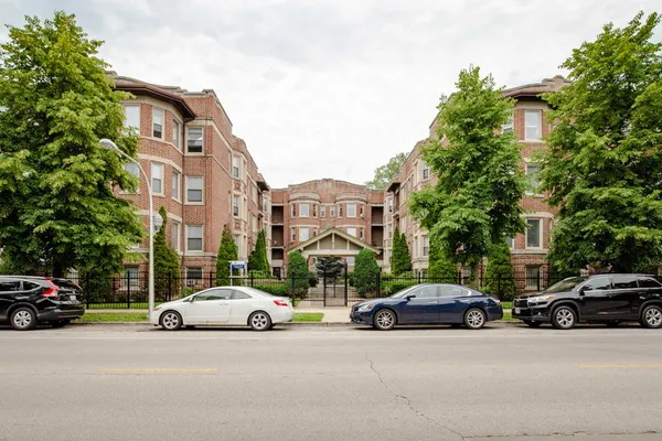 $1,000 | 435 East Oakwood Boulevard, Unit 35, Chicago, IL 60653