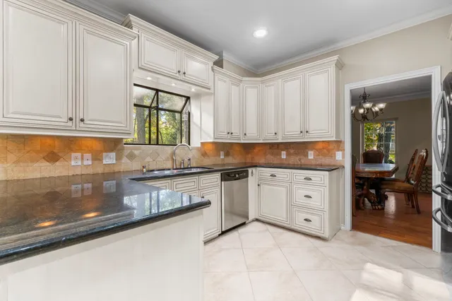 $699,000 | 4 Maystar Court, The Woodlands, TX 77380