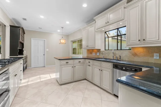 $699,000 | 4 Maystar Court, The Woodlands, TX 77380